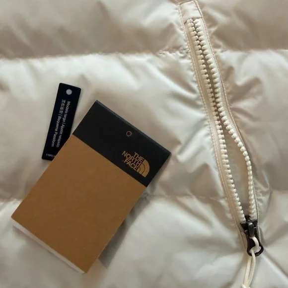 The North Face White Puffer Vest - With Flaw Mark - Picture 3 of 6